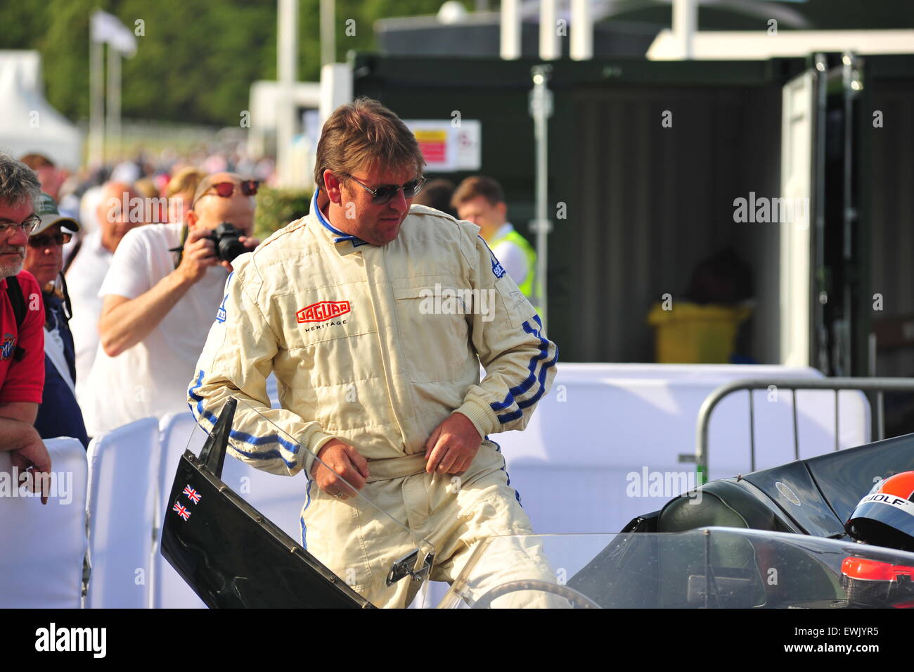 Goodwood, Chichester, Regno Unito. Sabato 27 Giugno 2015. Celebrity chef James Martin al Festival di Goodwood di velocità. Il grande evento automobilistico attrae migliaia di spettatori a casa di Goodwood nel Sussex dove centinaia di moderni e vetture storiche di partecipare in una salita ripida. Credito: Jonny bianco/Alamy Live News Foto Stock