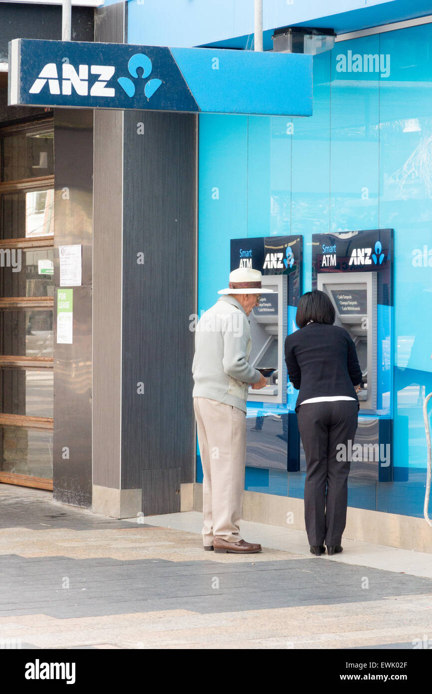 Manly, Australia-June xii 2015: un paio di prelevare denaro da un ANZ macchina ATM. La ANZ Bank è una banca popolare in Australia. Foto Stock