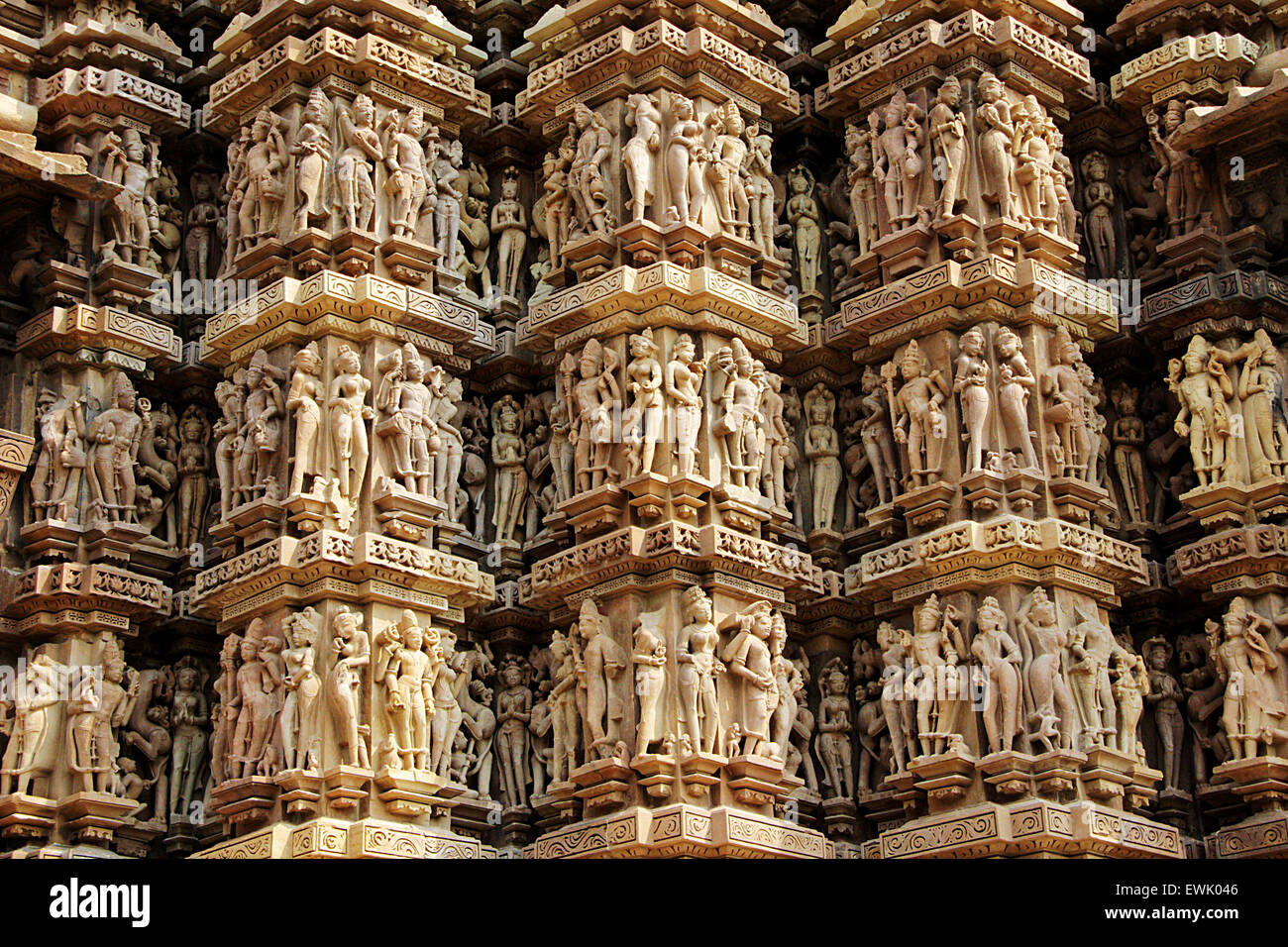 Squisiti intagli di parete in corrispondenza di Kandariya Mahadev tempio, sotto gruppo Occidentale di templi di Khajuraho, Madhya Pradesh, India, Asia Foto Stock