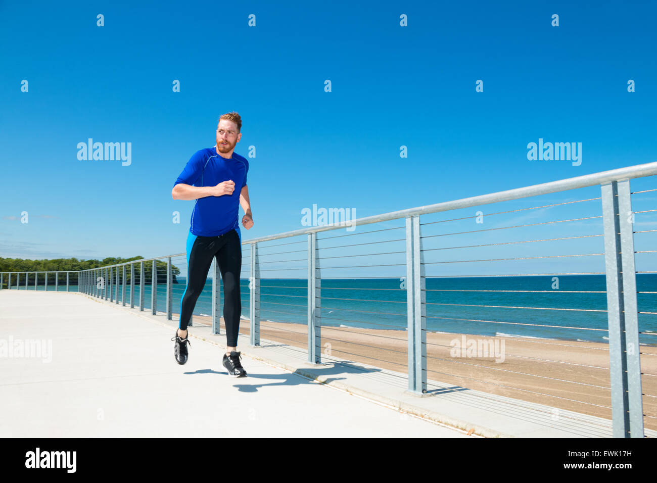 Running Man o fare jogging in un parco sulla spiaggia. Foto Stock