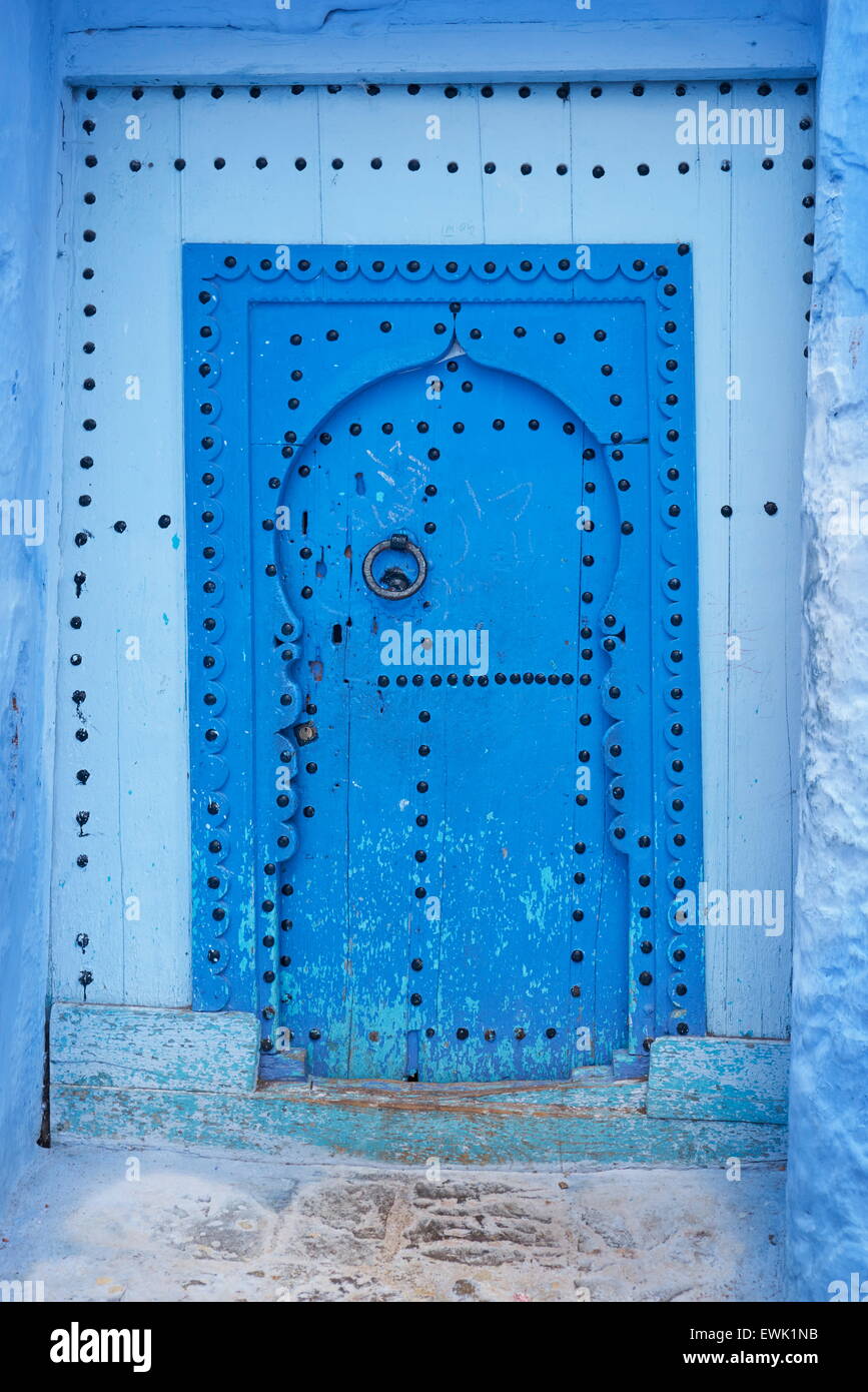 Dipinto di blu porta nella vecchia medina di Chefchaouen, Marocco, Africa Foto Stock