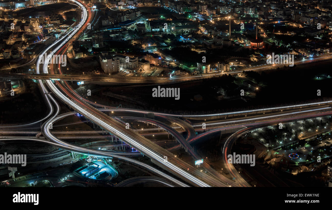 Superstrada sovrappassi visto dalla torre Milad di notte, Teheran, Iran Foto Stock