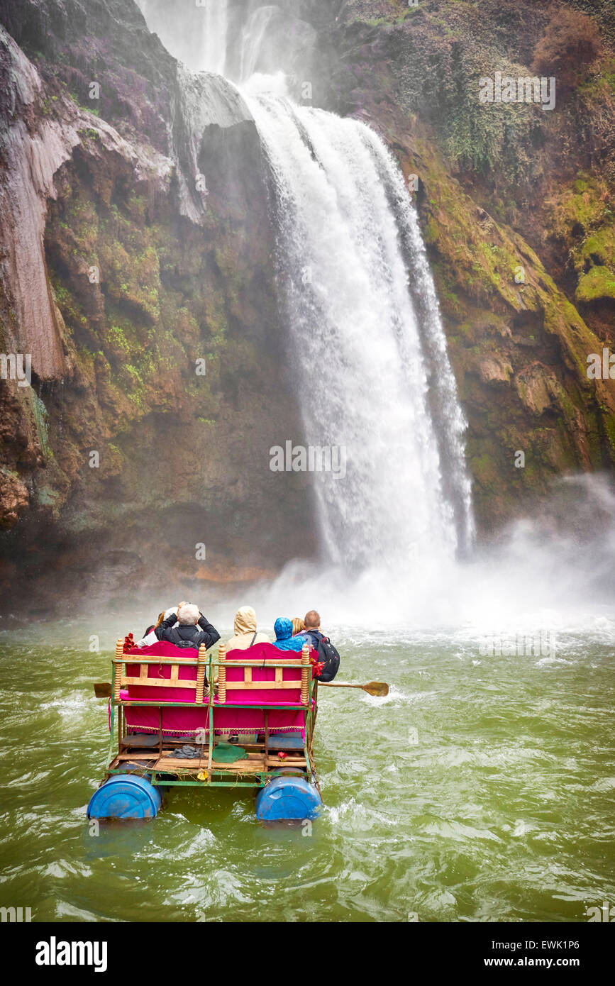 I turisti rafting a Cascate Ouzoud, Beni Melal, Marocco, Africa Foto Stock
