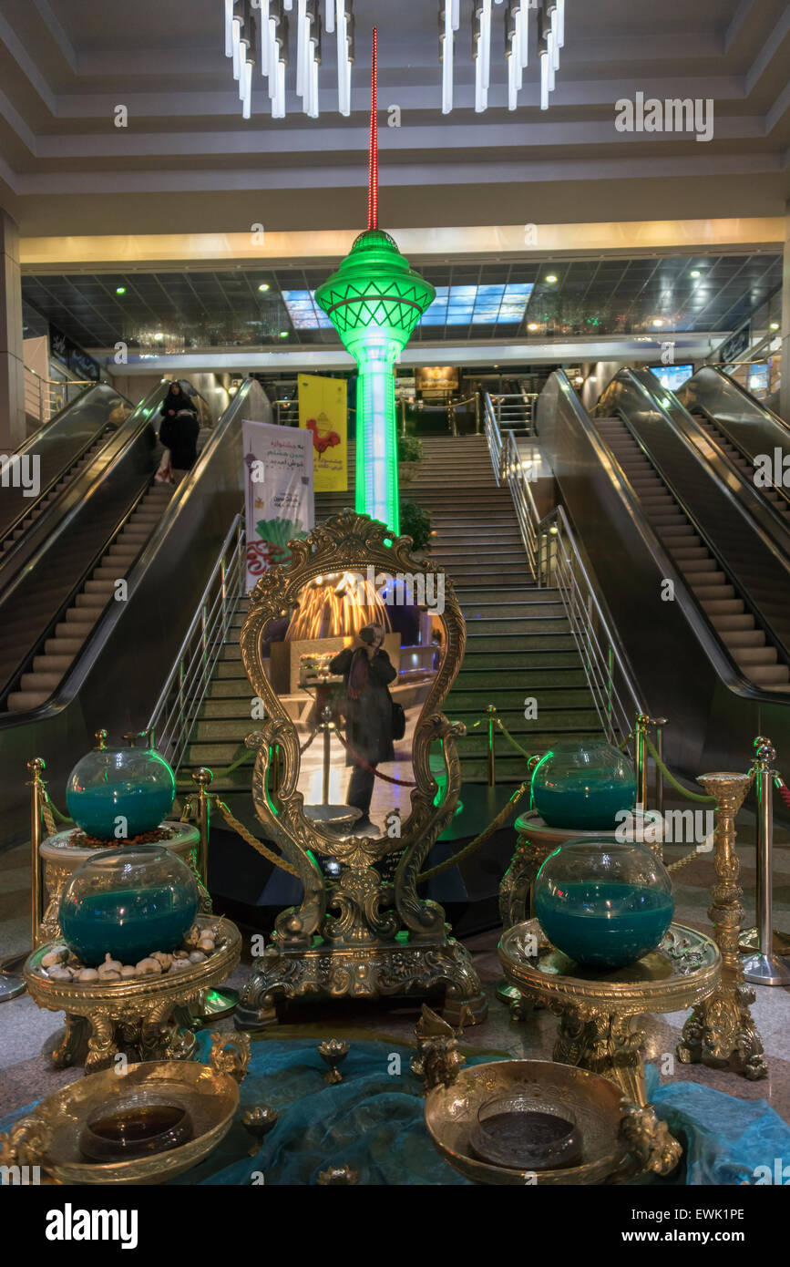 Foyer della torre Milad, autoritratto, Teheran, Iran Foto Stock