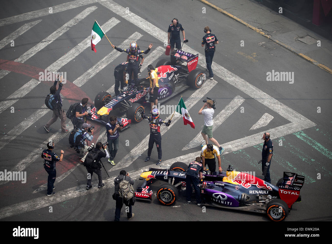 (150628) -- CITTÀ DEL MESSICO, 28 giugno 2015 (Xinhua) -- Infiniti Red Bull Racing driver Daniel Ricciardo (C) onde messicano bandiere nazionali durante una F1 manifestazione su un circuito di gara al Zocalo piazza di Città del Messico, capitale del Messico, il 27 giugno 2015. I fan si sono riuniti sabato nel Zocalo di Città del Messico per partecipare alla mostra del driver australiano Daniel Ricciardo e il pilota spagnolo Carlos Sainz Jr. da Infiniti Red Bull racing team. Con questo, la Formula 1 si prepara il suo ritorno in Messico, un paese che non ospita una gara dal 1992, e riceverà ancora una volta un Gran Premio di F1 f Foto Stock