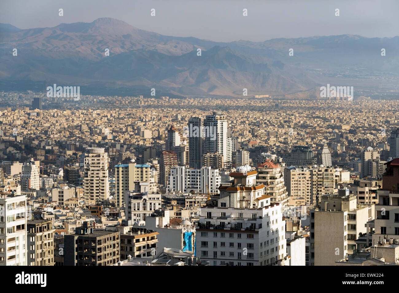 Vista di Teheran a sud est vicino al tramonto, Iran Foto Stock