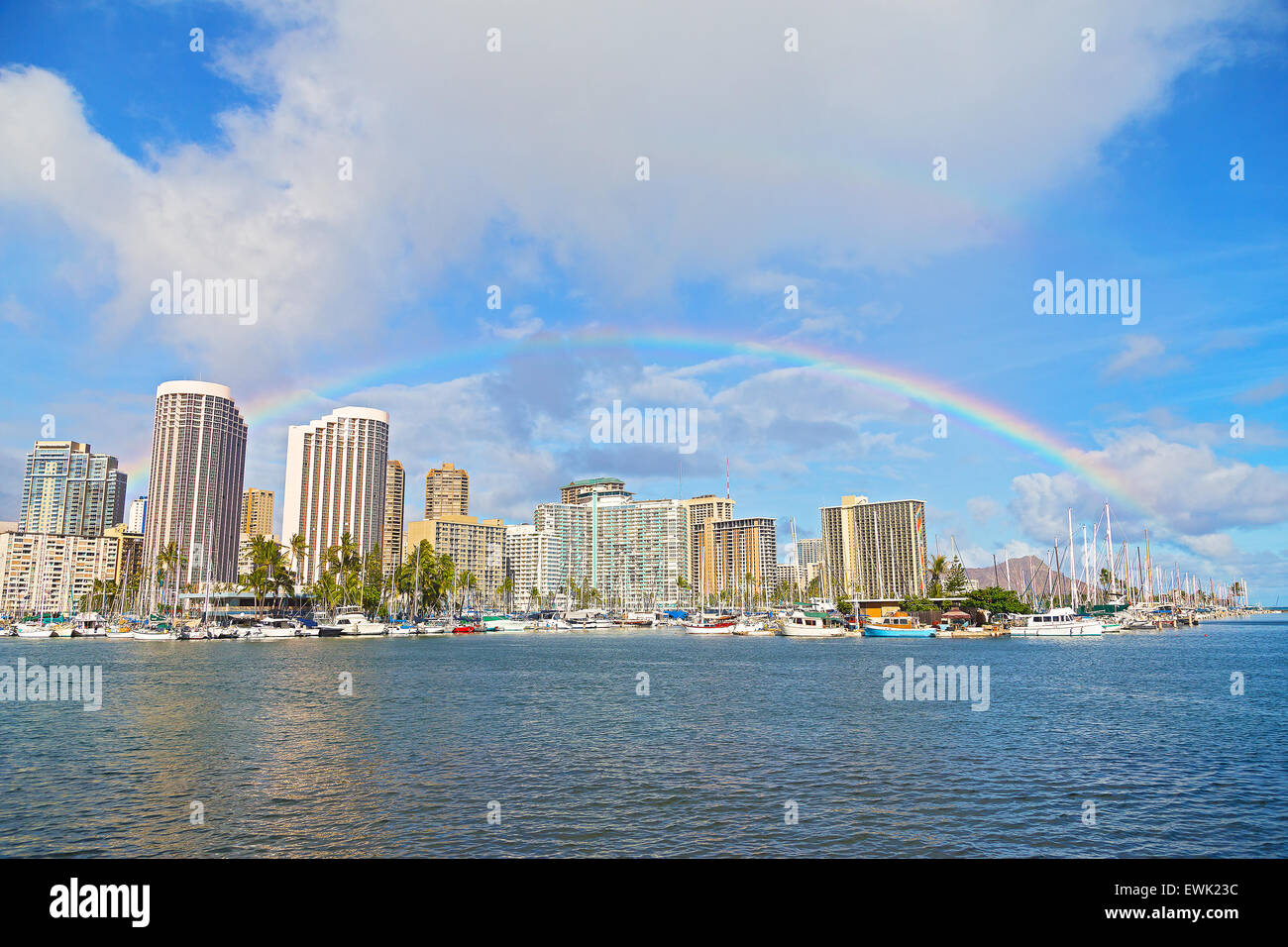 Rainbow su Waikiki Beach Resort & Marina a Honolulu, Hawaii, Stati Uniti d'America. Foto Stock