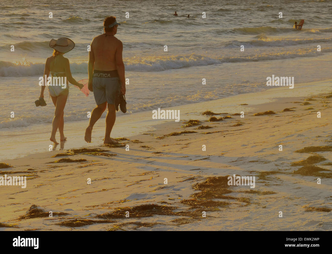 Bradenton Beach, Florida, Stati Uniti. 27th giugno 2015. Tramonto sul Golfo. Coppia getta lunghe ombre sulla sabbia Foto Stock Bradenton Beach, Florida, Stati Uniti. 27th giugno 2015. Tramonto sul Golfo. Coppia getta lunghe ombre sulla sabbia Foto Stock