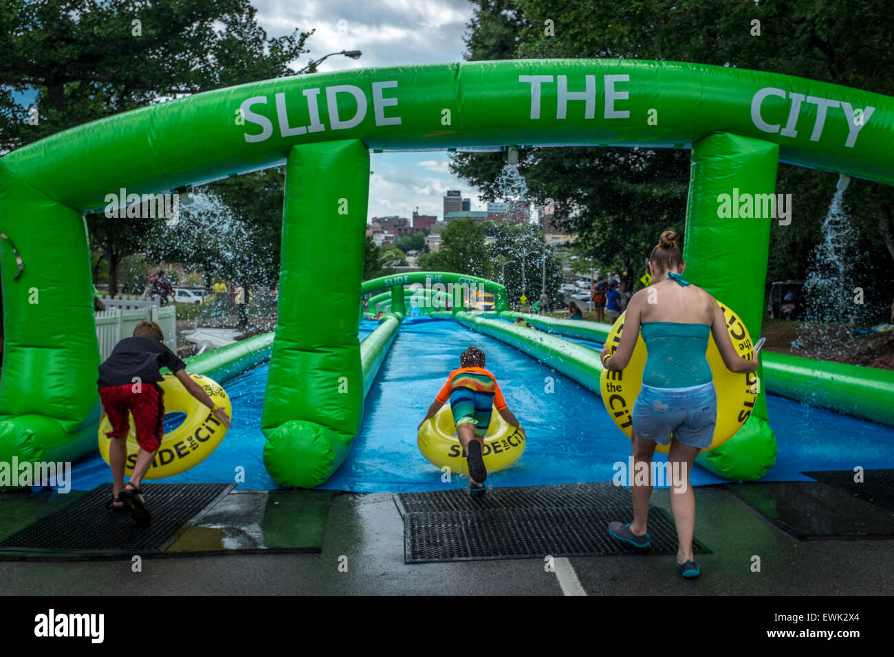 Knoxville, Tennessee, Stati Uniti d'America. Xx Giugno, 2015. Far scorrere la città prende su di Knoxville, Tennessee's Gay Street dando cursori a 1000 piedi Ride su Sabato, 20 giugno 2015. Credito: Marc Griffin/Alamy Live News Foto Stock