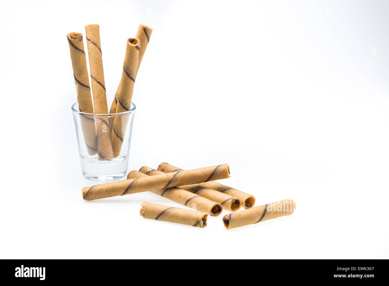 Rotoli di cialda di caffè aromatizzato in bicchieri di vetro. Foto Stock
