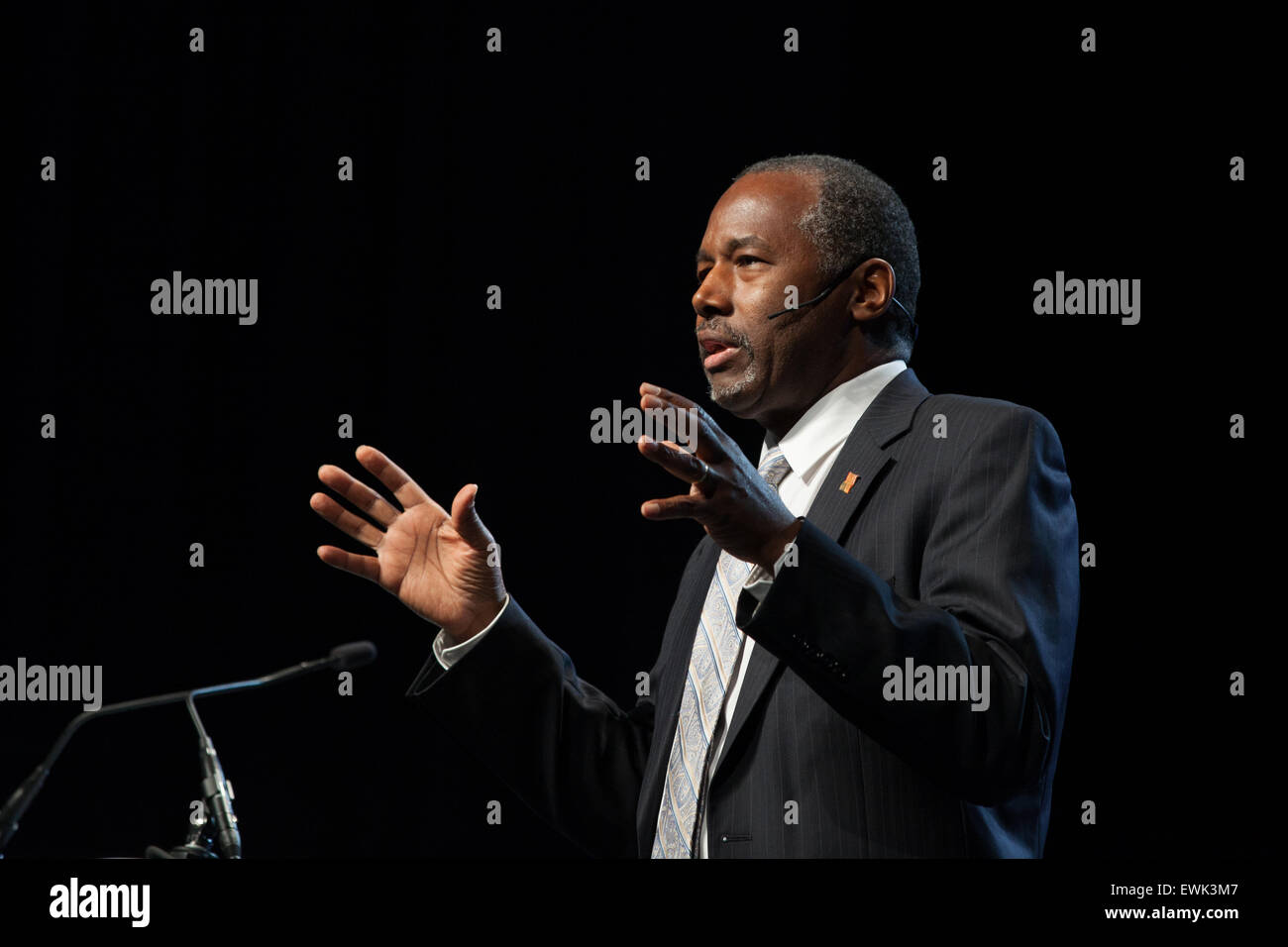 Il dottor Ben Carson affrontare la folla in 2015 Western conservatore del vertice di Denver, Colorado Foto Stock