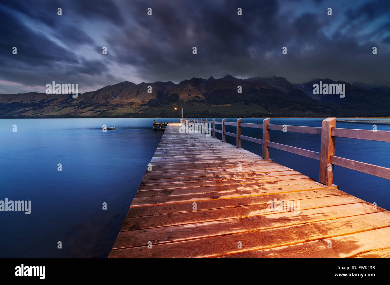Il molo in legno, lago di Wakatipu all'alba, Glenorchy, Nuova Zelanda Foto Stock