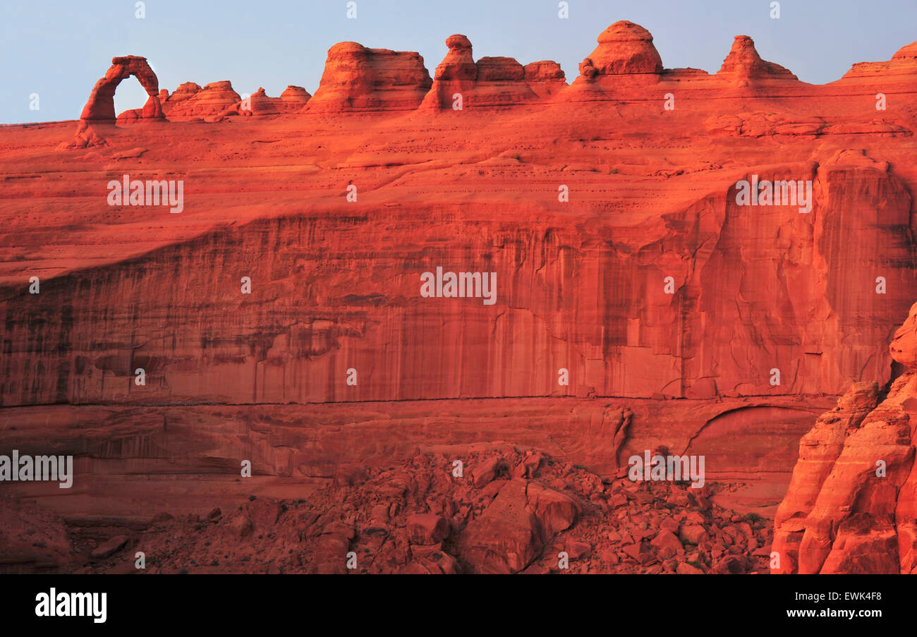 Il red rock vista di delicate arch e rocce erose, il parco nazionale di Canyonlands, Moab, Utah, Stati Uniti Stati Uniti d'America Foto Stock