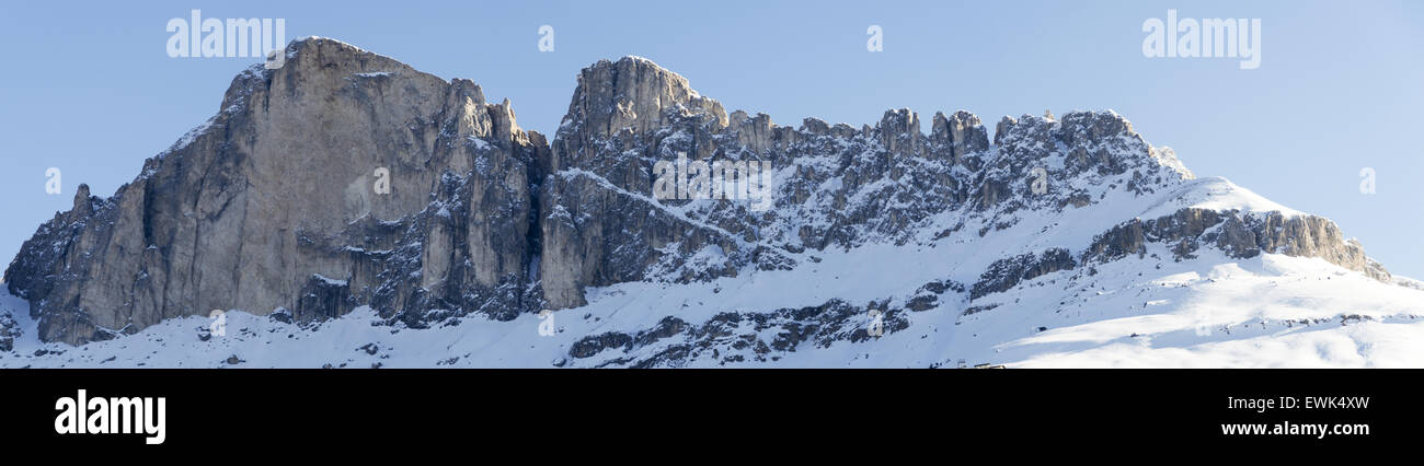Mountain Catinaccio vista dal lago di Carezza nella stagione invernale, Dolomiti Foto Stock