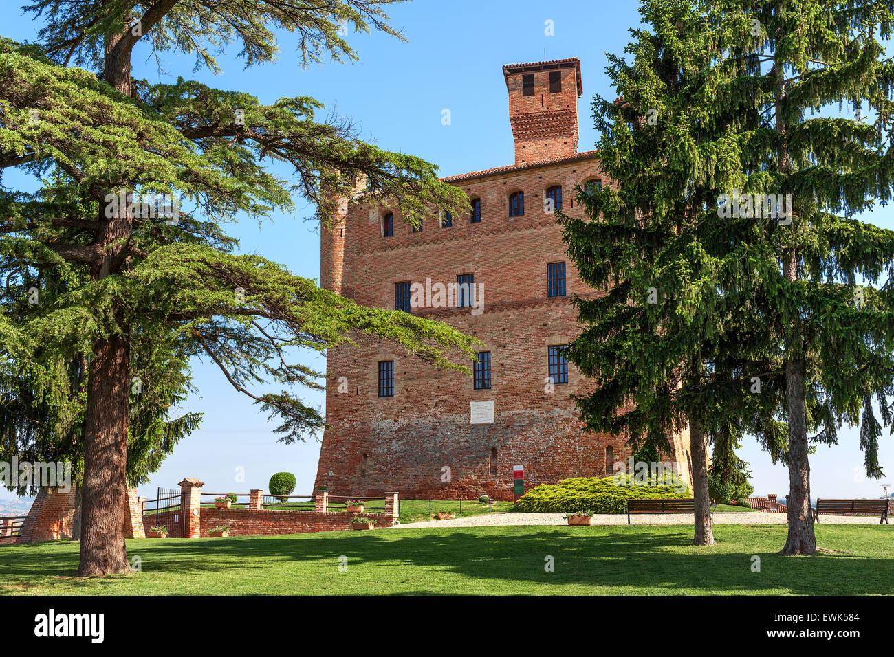 Piccolo prato verde, alberi e castello medievale in Piemonte, Italia settentrionale. Foto Stock