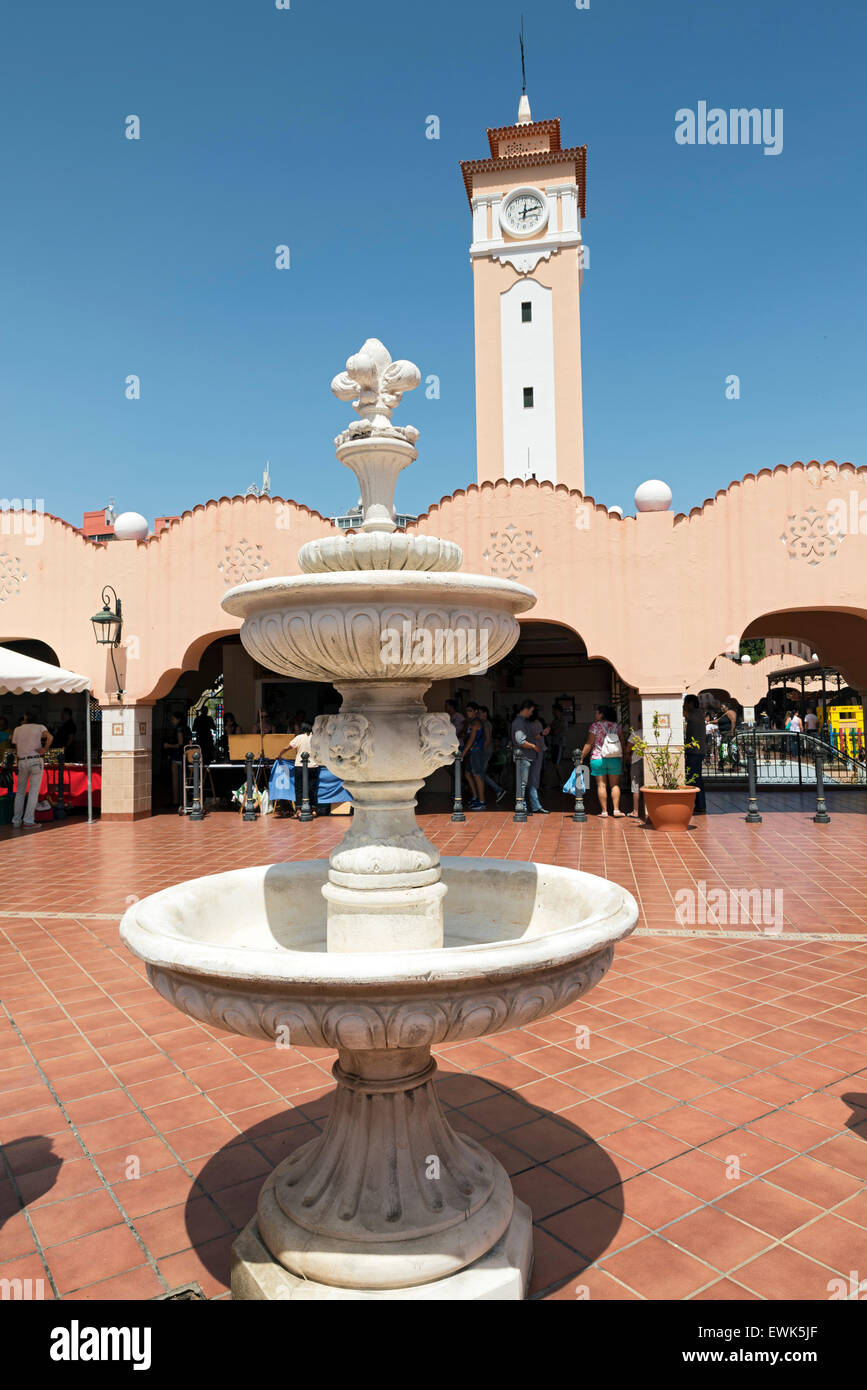 SANTA CRUZ, TENERIFE, Spagna - 21 giugno 2015: La Recova ospita el Mercado de Nuestra Senora de l'Africa, il principale mercato di Santa Foto Stock