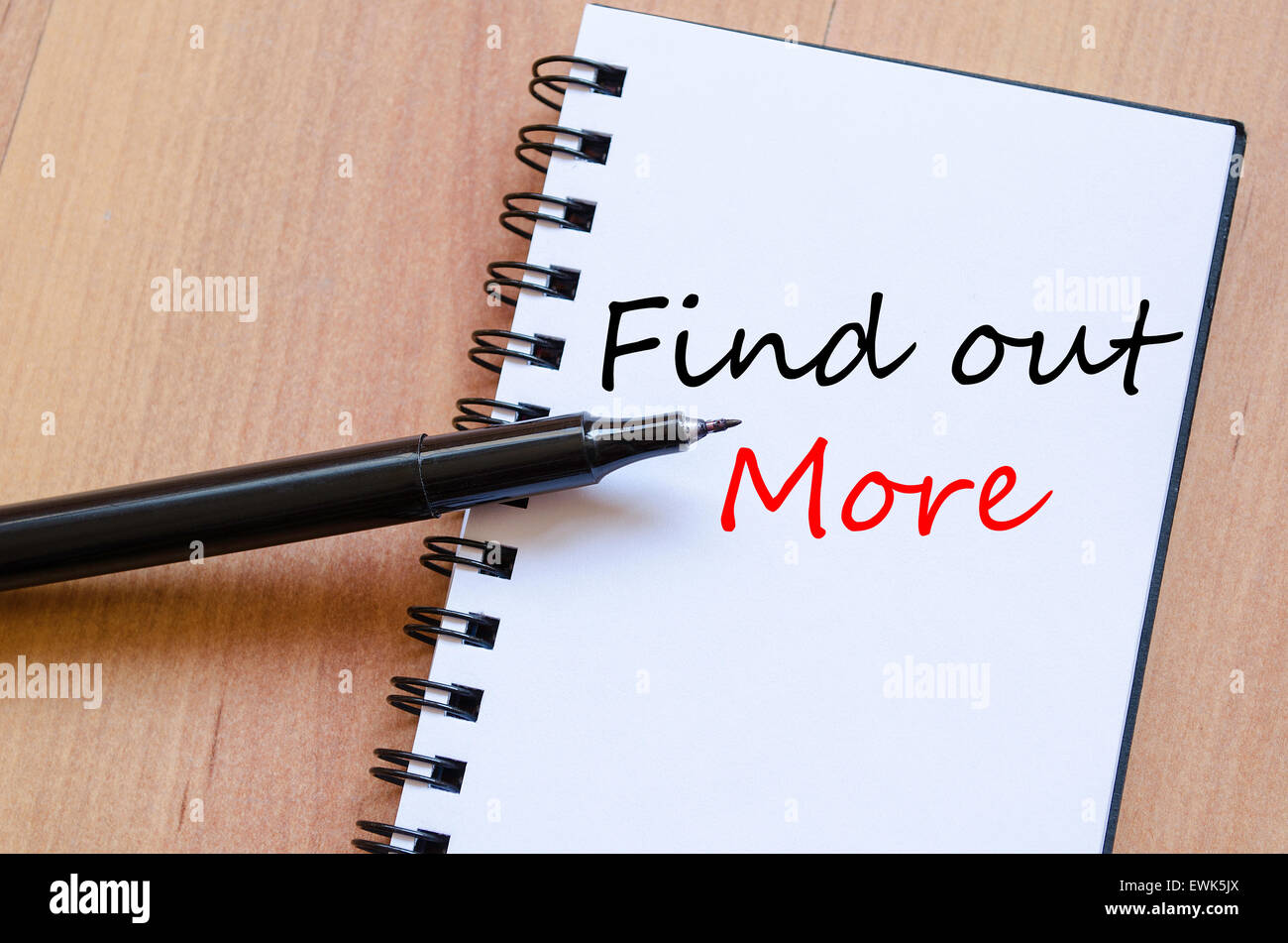 White il blocco note e penna a inchiostro sulla scrivania in legno e il concetto di testo Foto Stock