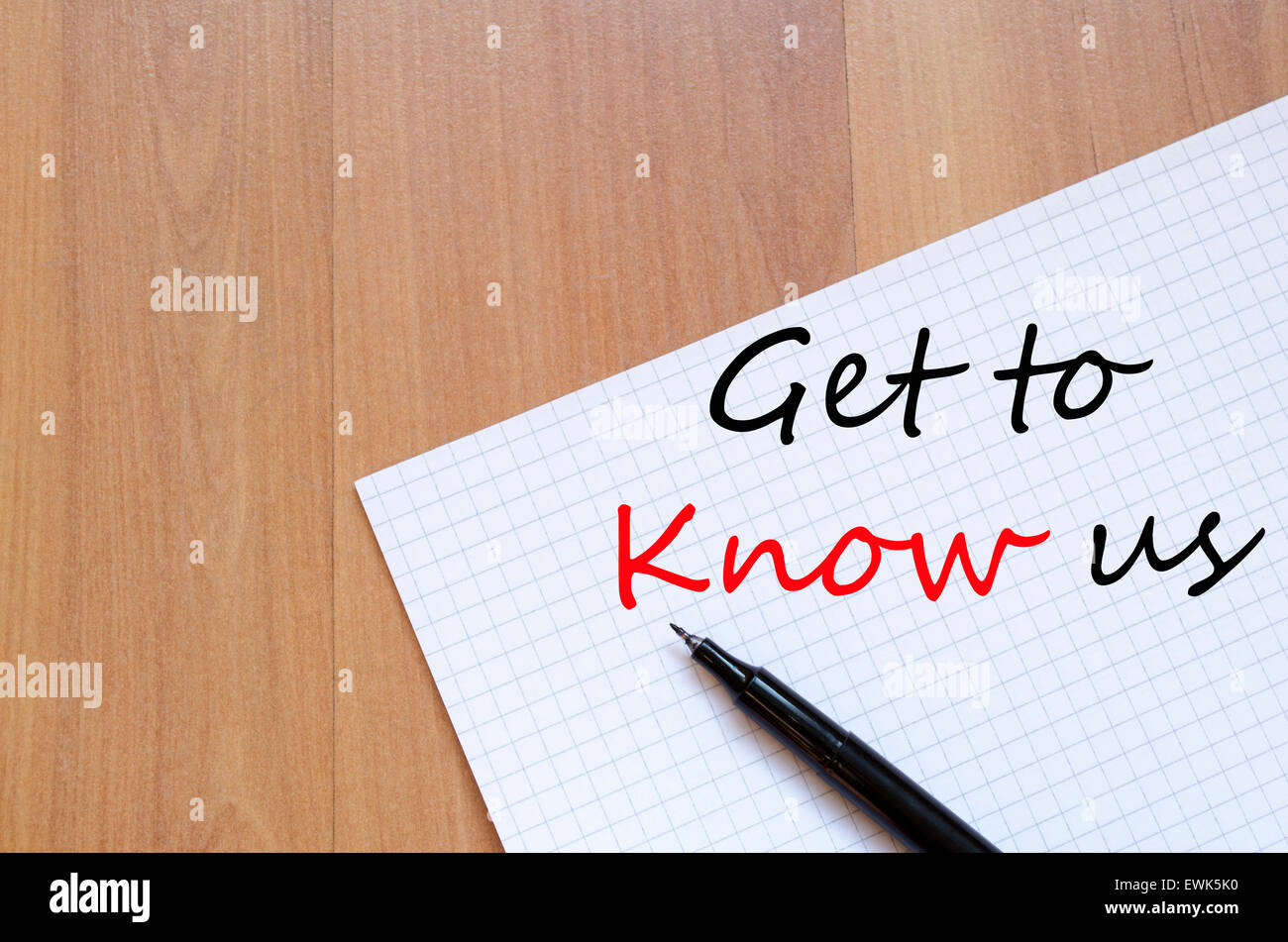 Vuoto bianco notepad su office tavolo in legno e il concetto di testo Foto Stock