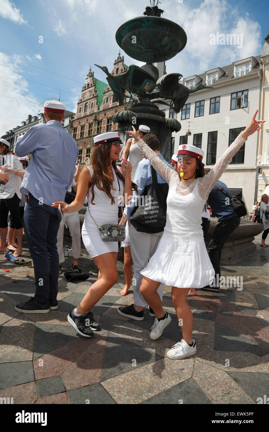 Gli studenti danesi celebrano la loro scuola superiore, la laurea in grammatica. Due ragazze molto felici di fronte alla fontana della cicogna (Storkespringvandet) Foto Stock