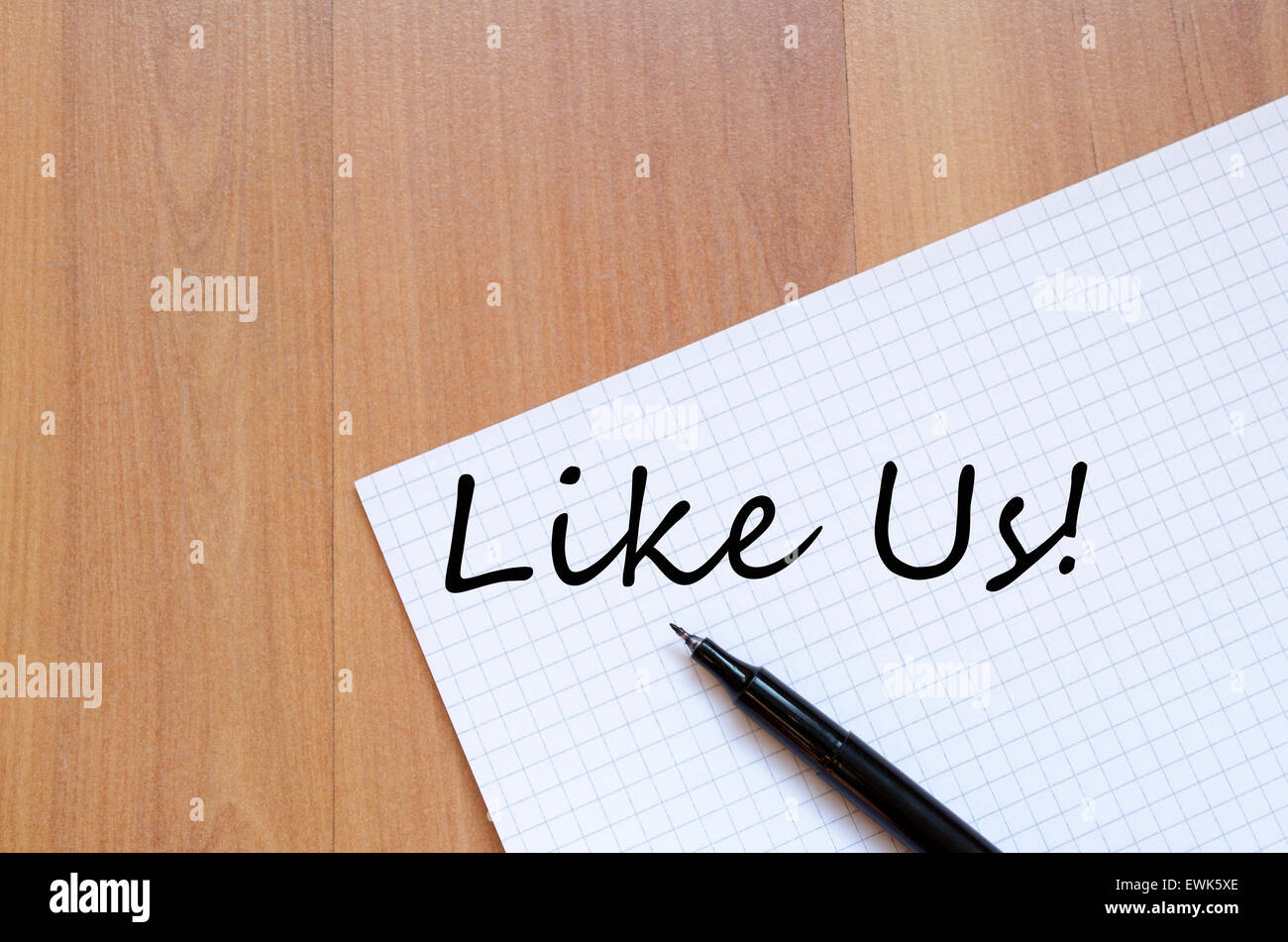 Vuoto bianco notepad su office tavolo in legno e il concetto di testo Foto Stock