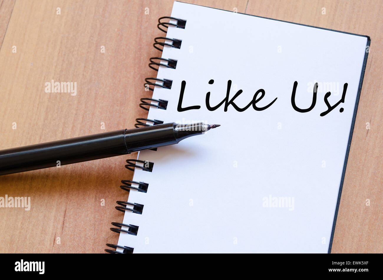 Vuoto bianco notepad su office tavolo in legno e il concetto di testo Foto Stock