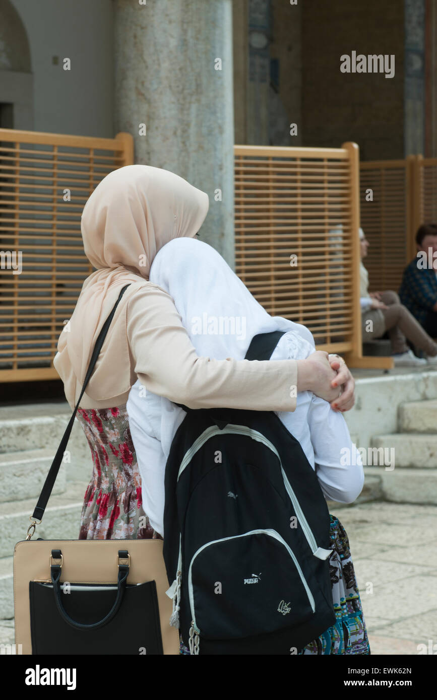 L'abbraccio tra due ragazze musulmane di Sarajevo Foto Stock