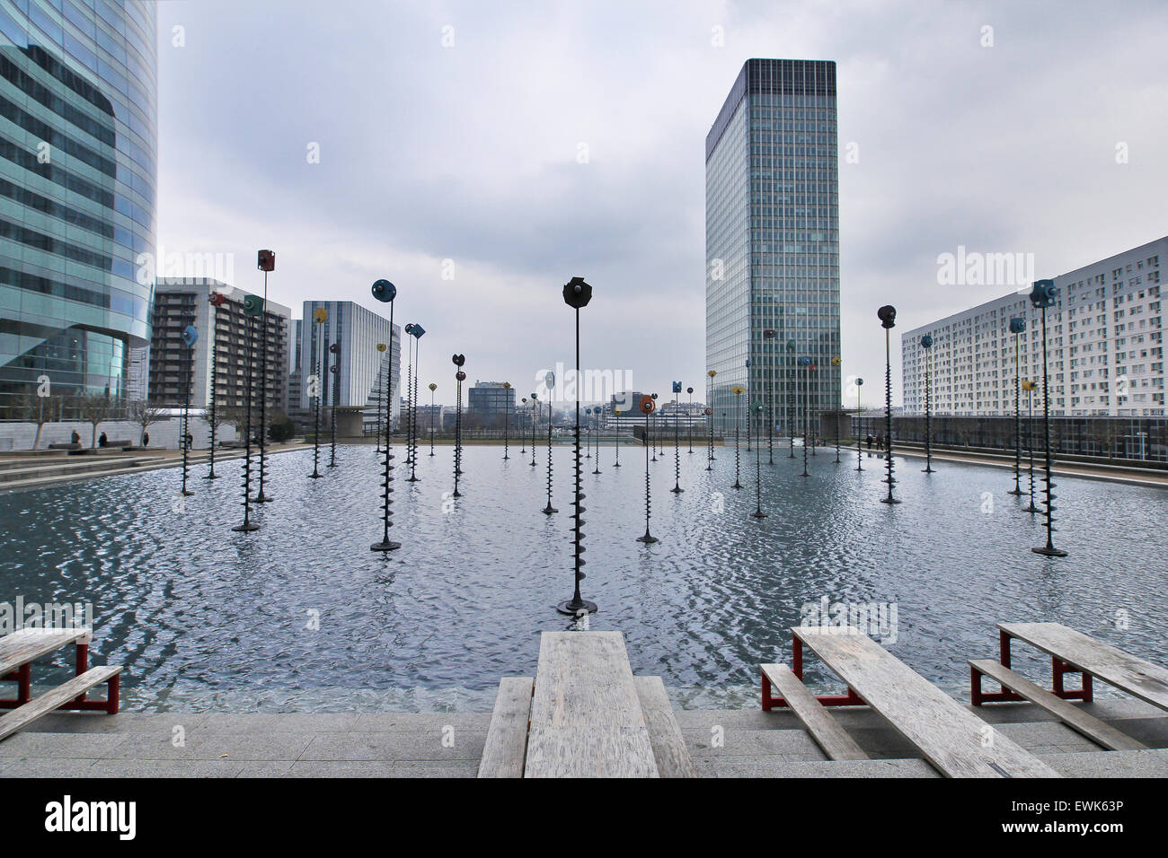 Takis bacino e Nobel torre, La Defense, Parigi, Francia Foto Stock