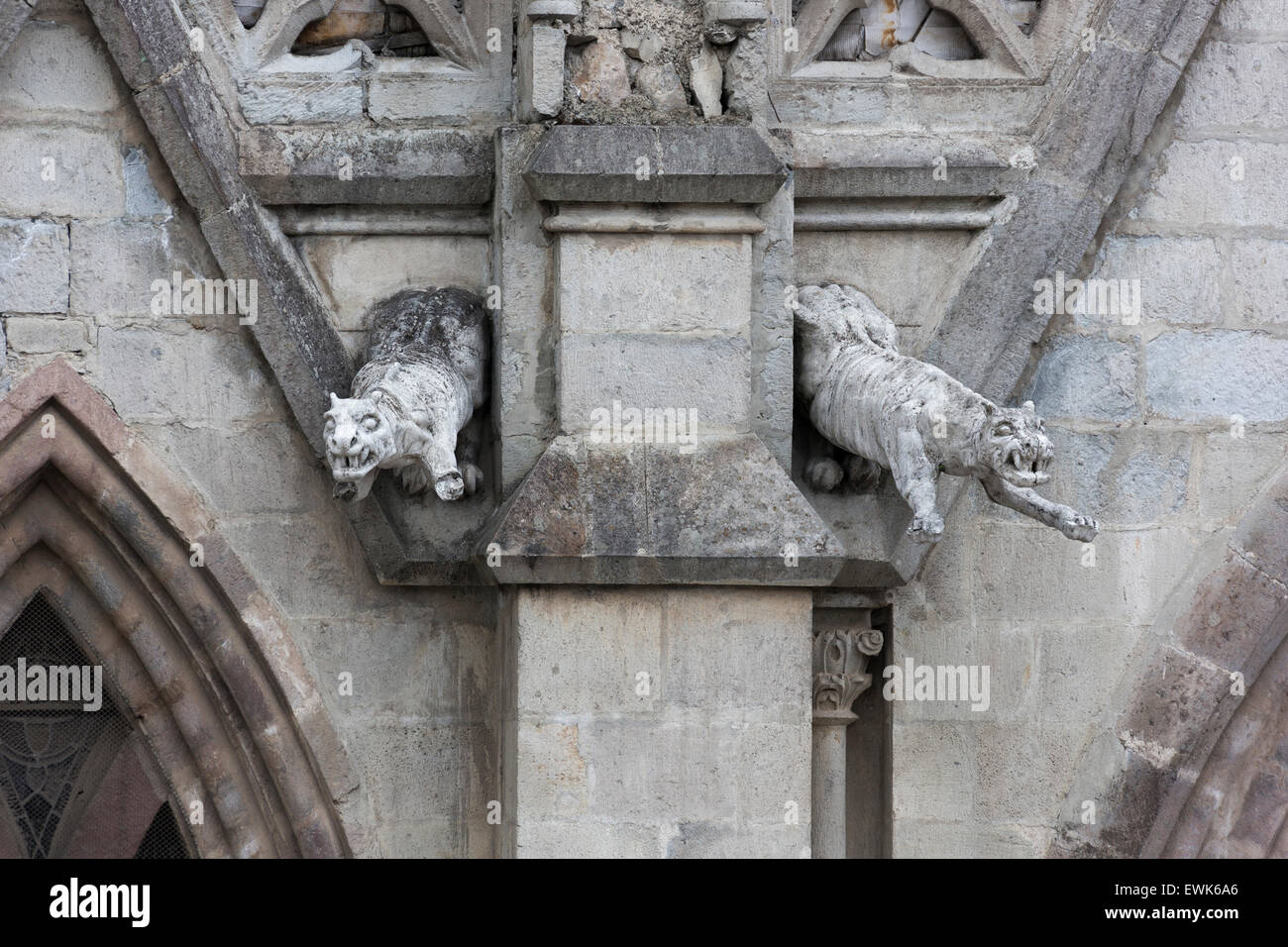 Coppia di jaguar doccioni sulla Basilica del Voto Nacional Foto Stock