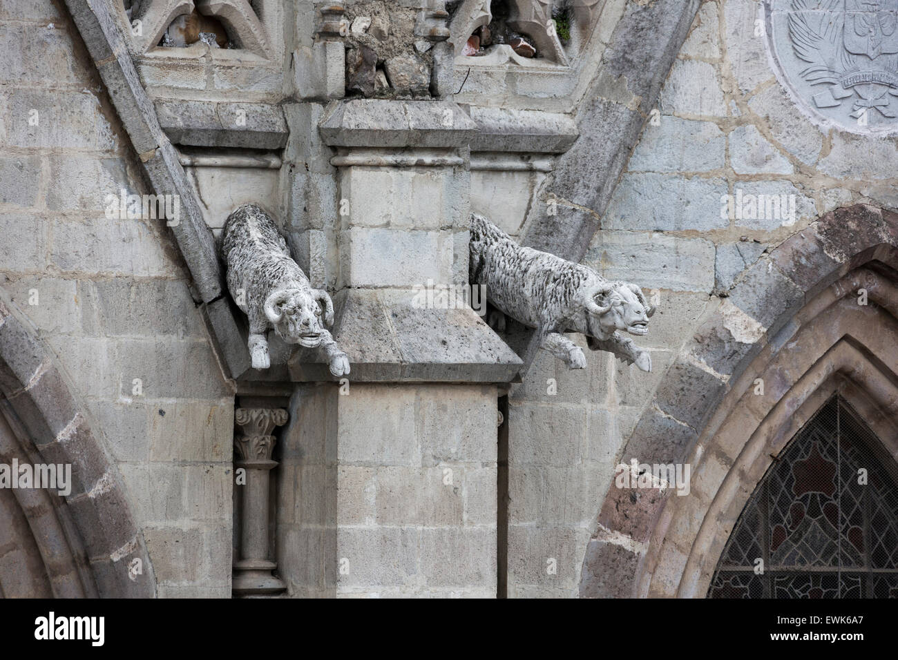 Coppia di capro doccioni sulla Basilica del Voto Nacional Foto Stock