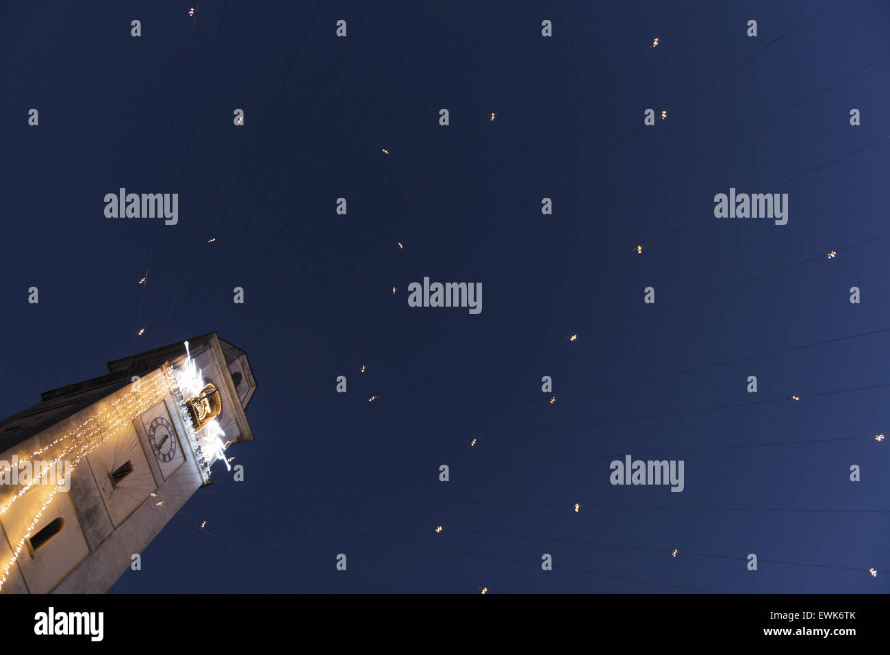 Campanile con le luci di Natale e cielo azzurro sfondo, Leggiuno - Varese, Italia Foto Stock