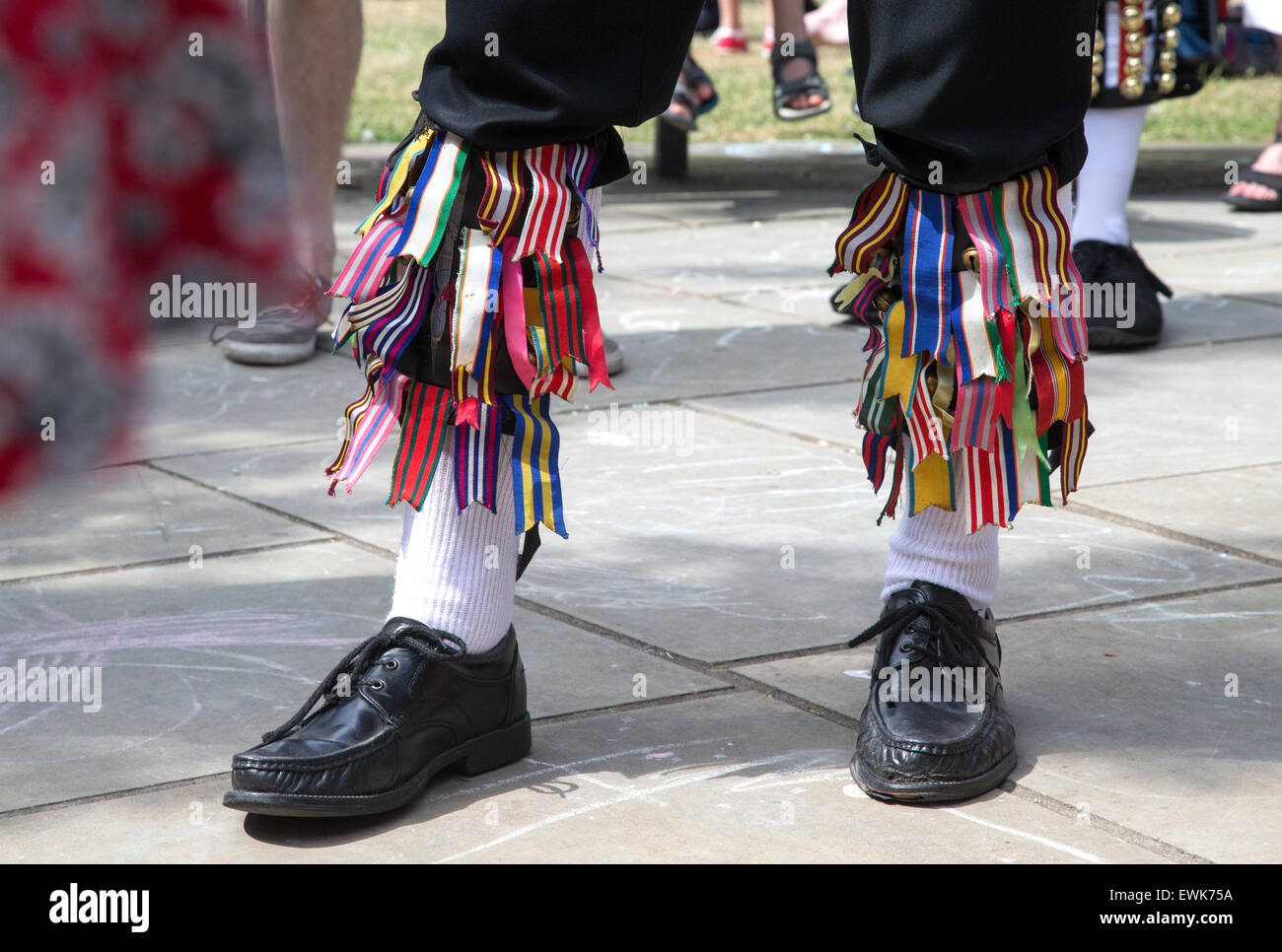 Close-up di campane sulle gambe di una ballerina di Morris dancing in un festival Foto Stock