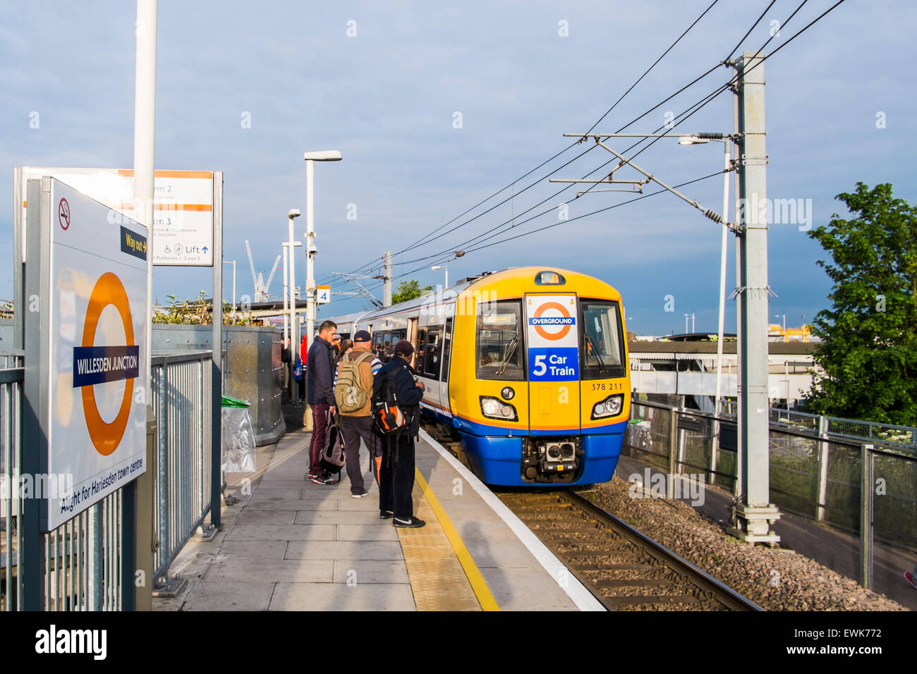 Willesden Junction stazione ferroviaria piattaforma con 5 auto treno Overground, London, England, Regno Unito Foto Stock