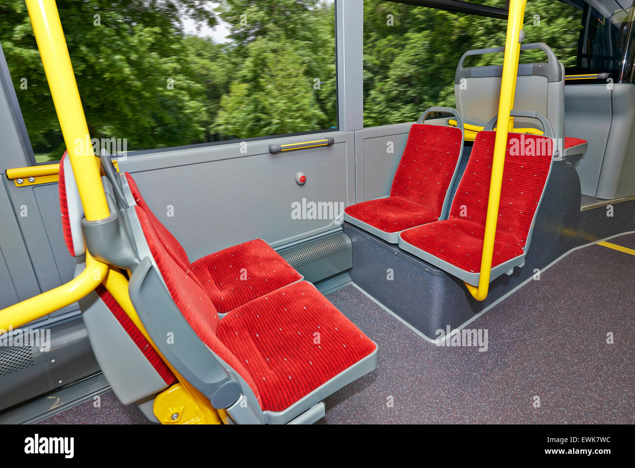I mezzi di trasporto pubblico, autobus interni con sedili rosso Foto Stock