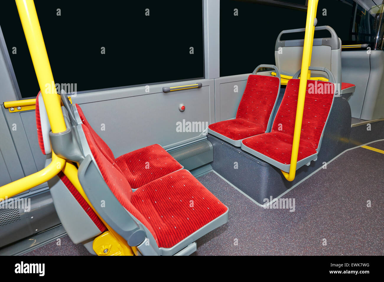 I mezzi di trasporto pubblico, autobus interni con sedili rosso Foto Stock