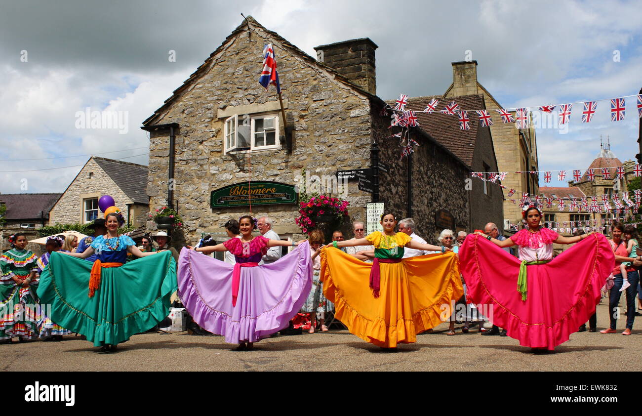Ballerini da figlio de America, un ballo latino americano gruppo eseguire a Bakewell Giornata Internazionale della Danza del Peak District Englnd REGNO UNITO Foto Stock
