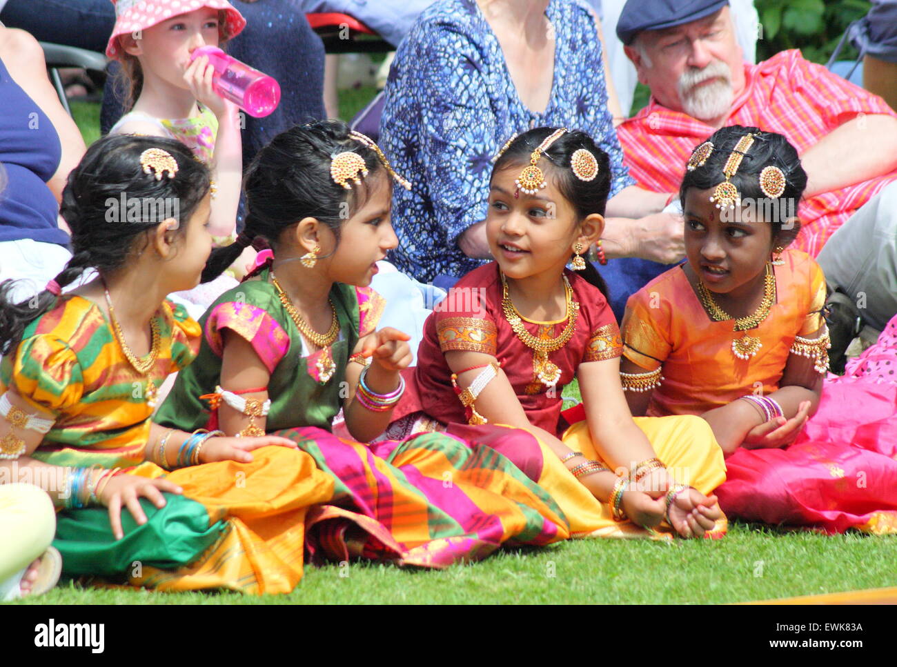 Le giovani ragazze preparare per eseguire la tradizionale danza indiano a Bakewell Giornata internazionale della danza, Peak District Inghilterra REGNO UNITO Foto Stock