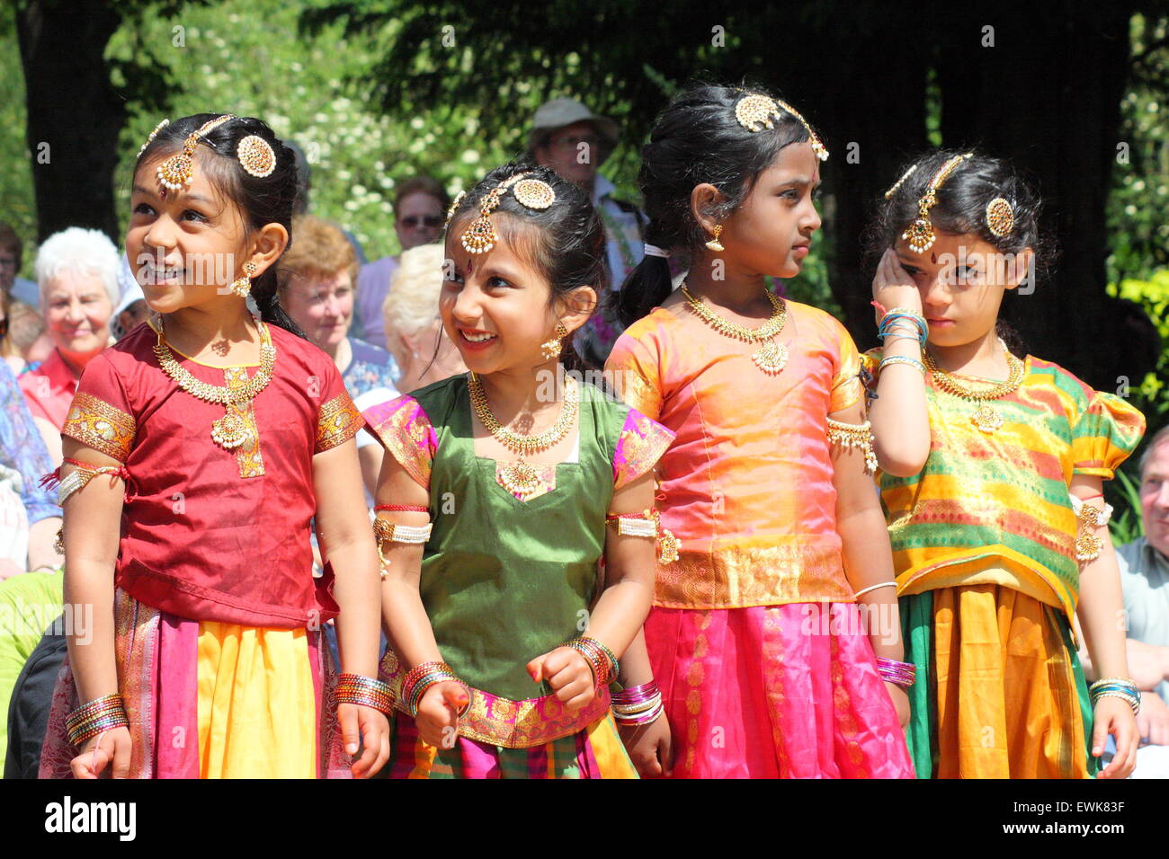 Le giovani ragazze preparare per eseguire la tradizionale danza indiano a Bakewell Giornata internazionale della danza, Peak District Inghilterra REGNO UNITO Foto Stock