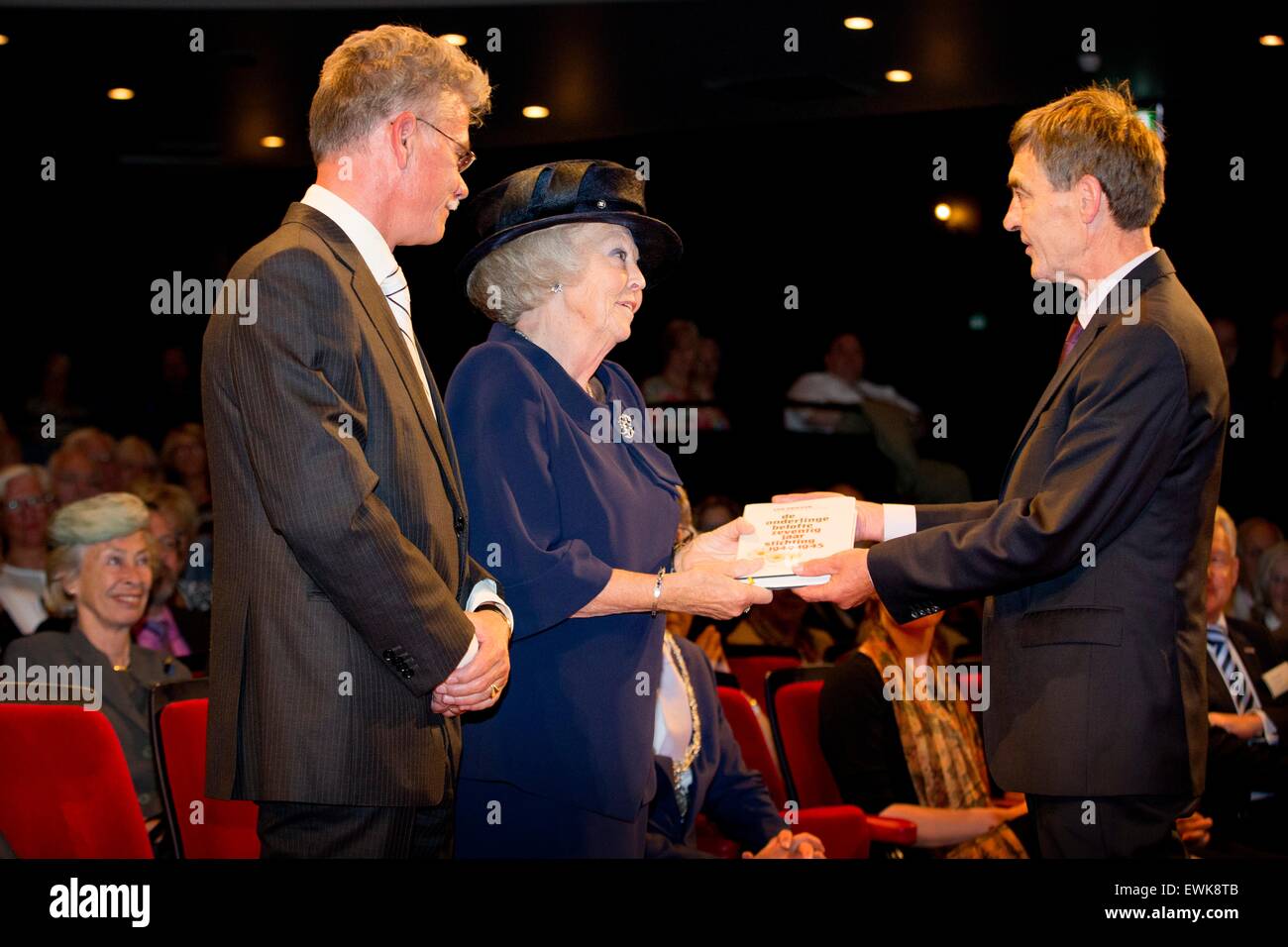 La principessa Beatrice dei Paesi Bassi riceve il giubileo prenota da mr. Driever alla celebrazione del giubileo della fondazione 1940-1945 per contrassegnare il settantesimo anniversario al Teatro de la selce in Amersfoort, Paesi Bassi, 27 juni 2015. La Fondazione sostiene i familiari dei defunti e soci disabili della resistenza. Foto: Patrick van Katwijk/ point de vue OUT - - nessun filo SERVICE - Foto Stock