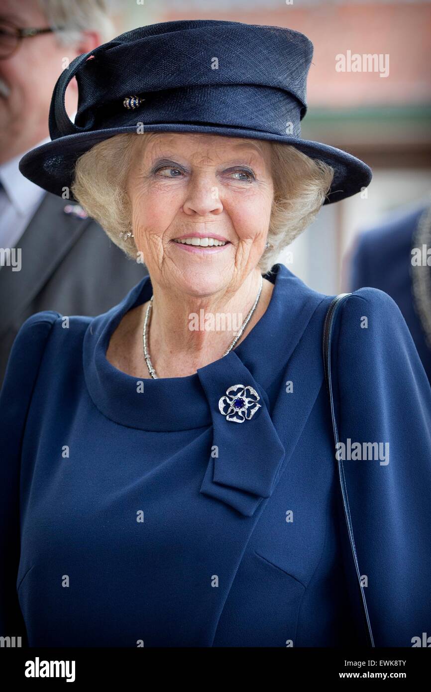 La principessa Beatrice dei Paesi Bassi partecipa alla celebrazione del giubileo della fondazione 1940-1945 per contrassegnare il settantesimo anniversario al Teatro de la selce in Amersfoort, Paesi Bassi, 27 juni 2015. La Fondazione sostiene i familiari dei defunti e soci disabili della resistenza. Foto: Patrick van Katwijk/ point de vue fuori - nessun filo SERVICE - Foto Stock