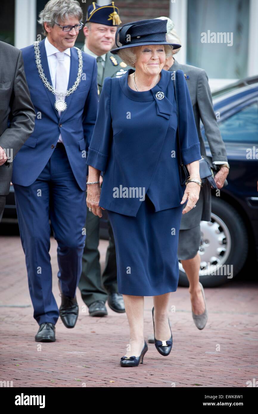 La principessa Beatrice dei Paesi Bassi partecipa alla celebrazione del giubileo della fondazione 1940-1945 per contrassegnare il settantesimo anniversario al Teatro de la selce in Amersfoort, Paesi Bassi, 27 juni 2015. La Fondazione sostiene i familiari dei defunti e soci disabili della resistenza. Foto: Patrick van Katwijk/ point de vue fuori - nessun filo SERVICE - Foto Stock