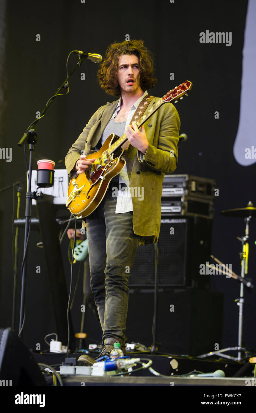 Festival di Glastonbury, Regno Unito. Il 28 giugno, 2015. Hozier suona dal vivo sulla fase della piramide la domenica di Glastonbury Festival 2015 Foto Stock