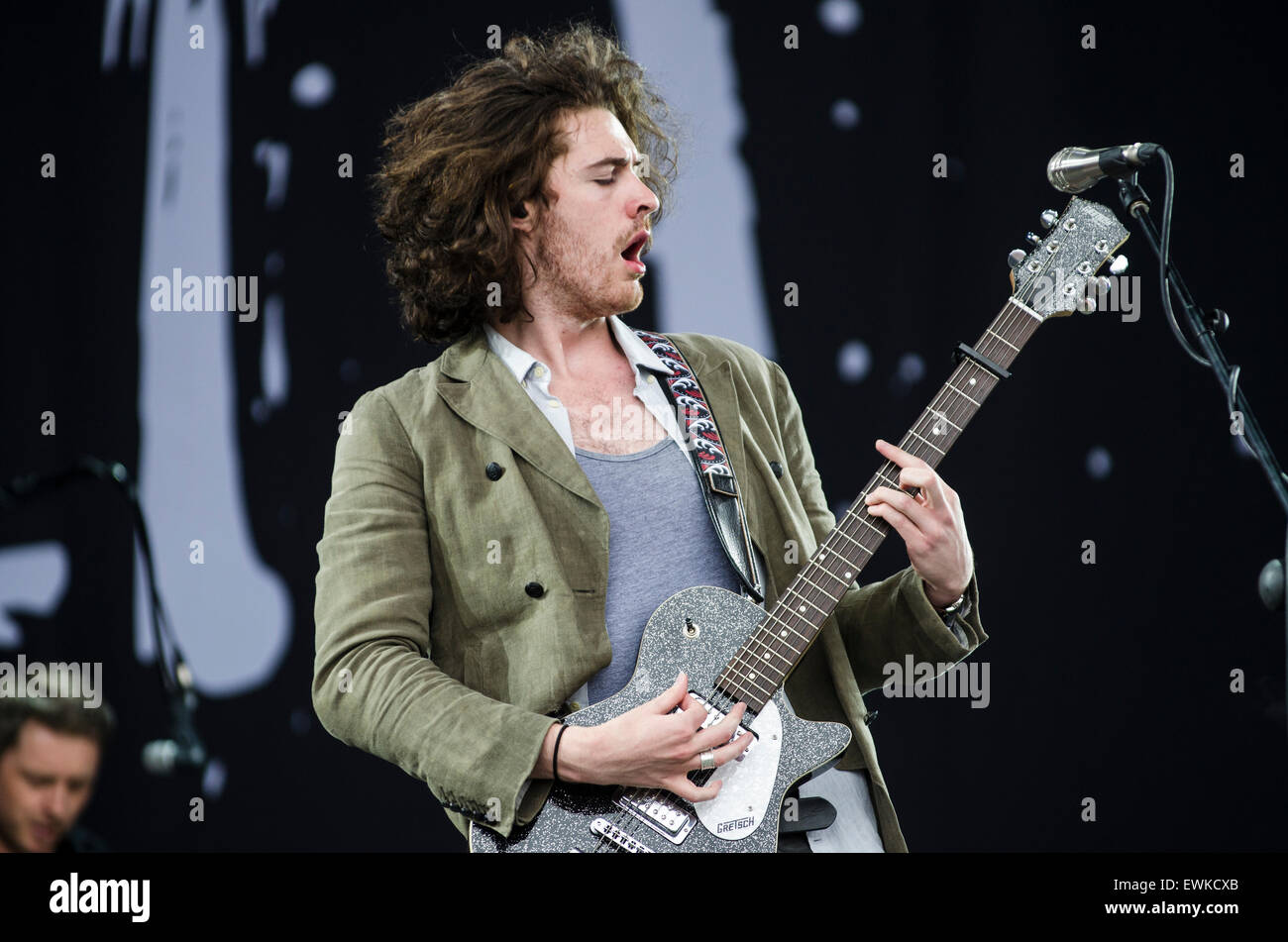 Festival di Glastonbury, Regno Unito. Il 28 giugno, 2015. Hozier suona dal vivo sulla fase della piramide la domenica di Glastonbury Festival 2015 Foto Stock