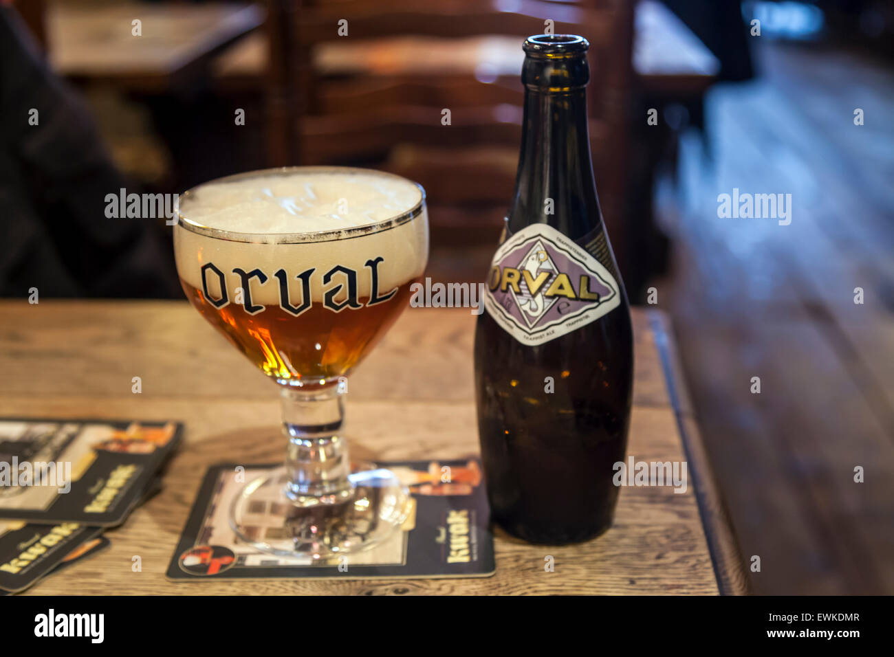 Orval bottiglia di birra e vetro Foto Stock