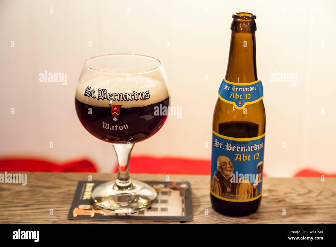 Il San Bernardus Abt 12, prodotta da San Bernardus birreria trappista di Watou, Belgio. Foto Stock