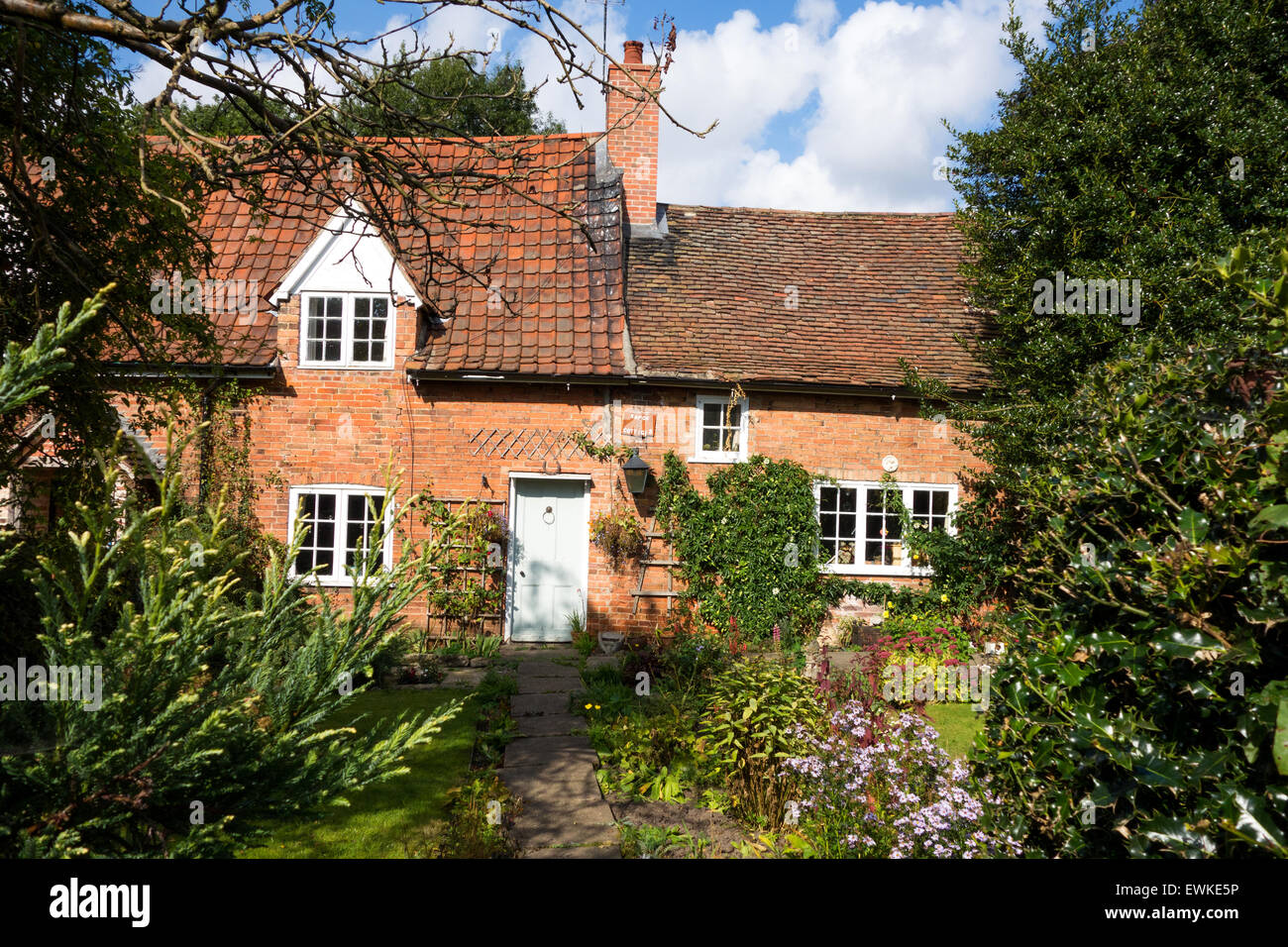 Un pittoresco paese cottage in un villaggio in Inghilterra, Regno Unito Foto Stock