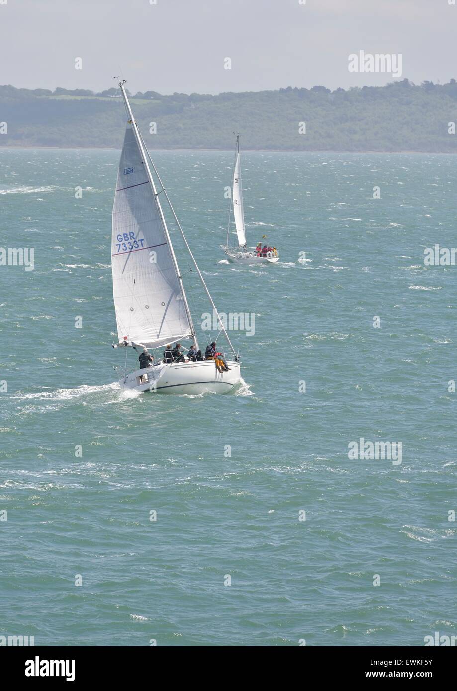 Sailing yachts a vela sul Solent, Inghilterra Foto Stock