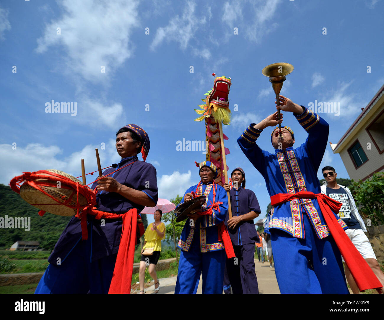 Yongzhou, provincia cinese di Hunan. Il 28 giugno, 2015. Persone riprodurre musica durante un festival locale celebra il ricongiungimento dei coniugi nel Jiangyong County, centrale provincia cinese di Hunan, 28 giugno 2015. Nei tempi antichi, locale gli uomini hanno lavorato e vissuto nella risaia lontano dalla loro casa fino a fine primavera arando. Essi lavato via il fango sui loro piedi e il ricongiungimento con le loro mogli. Per celebrare la reunion, persone locali impostare il festival. © Huang Hai/Xinhua/Alamy Live News Foto Stock