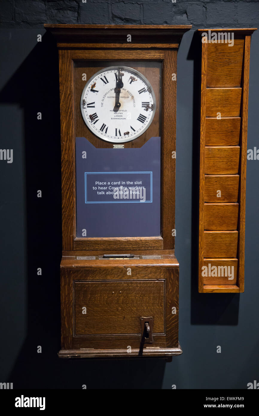 Clocking sulla macchina e schede di tempo sulla parete a Coventry Transport Museum Foto Stock