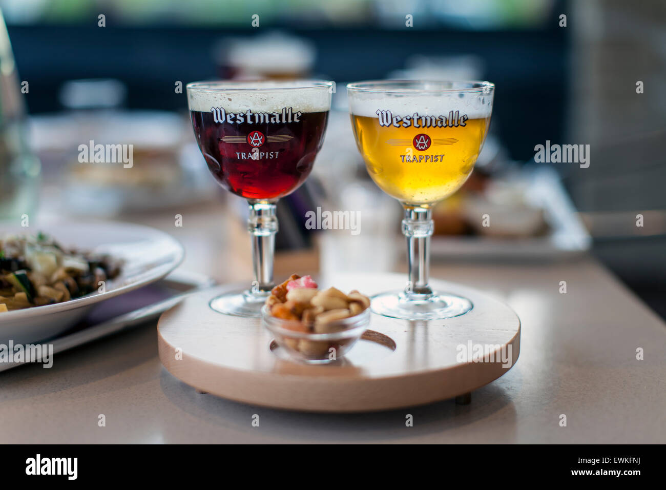 Westmalle dubel e tripla in un calice presso il Café Trappisten, Belgio. Foto Stock