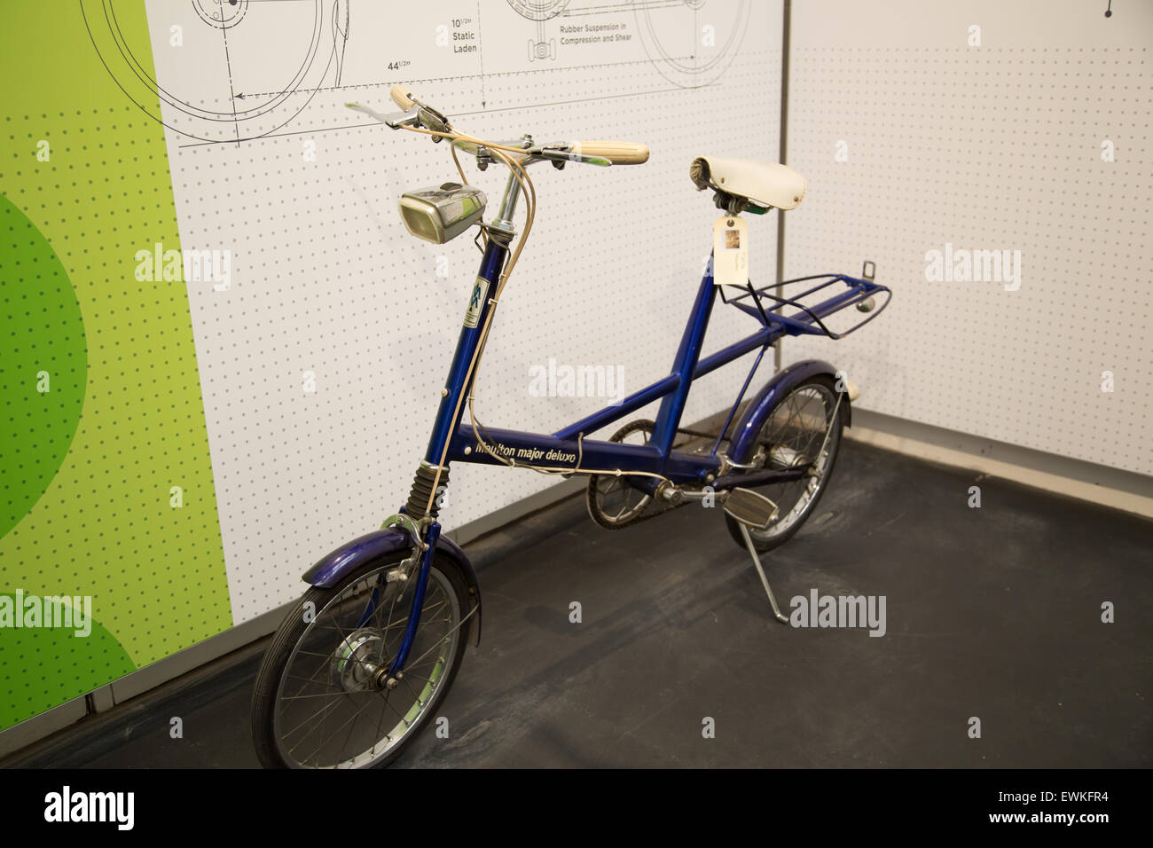 Vintage Moulton bicicletta sul display a Coventry Transport Museum Foto Stock